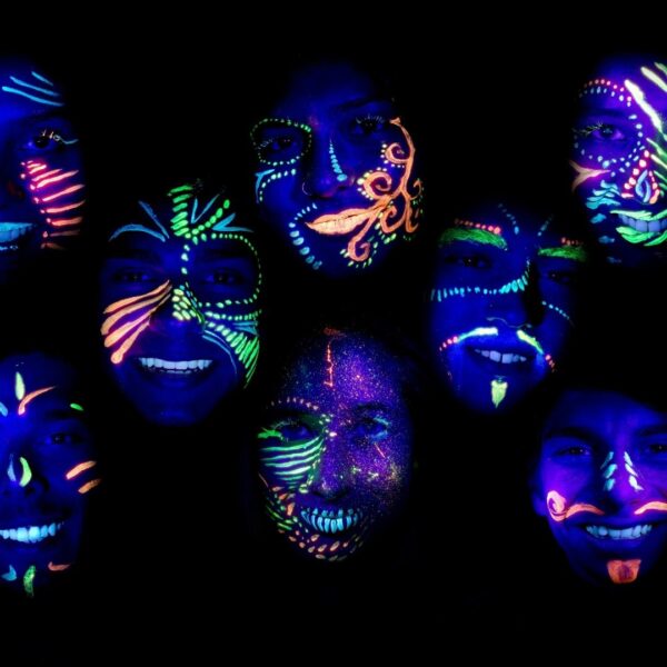 Foto van glow in the dark paint op gezichten uitgelicht door blacklight bar